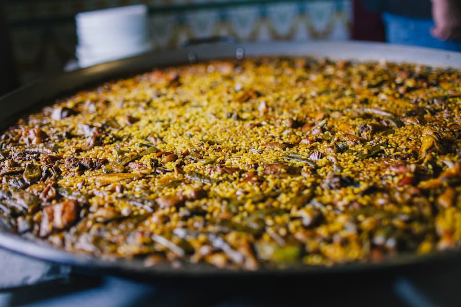 La paella, uno de los platos de cocina española más famosos